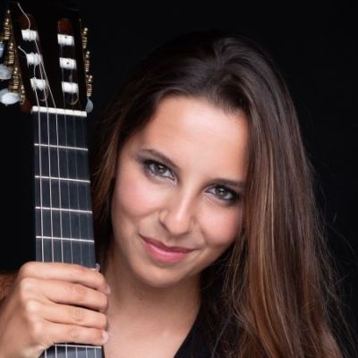 Carlotta Dalia classic guitar
                    